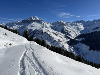İsviçre Alpleri 'nin taze dağlık kar örtüsünde ve St. Antoenien (veya St. Antonien) - İsviçre' nin Grisons Kantonu (Kanton Graubuenden, Schweiz)