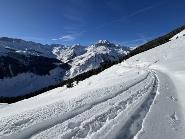 İsviçre Alpleri 'nin taze dağlık kar örtüsünde ve St. Antoenien (veya St. Antonien) - İsviçre' nin Grisons Kantonu (Kanton Graubuenden, Schweiz)