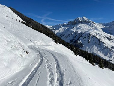 İsviçre Alpleri 'nin taze dağlık kar örtüsünde ve St. Antoenien (veya St. Antonien) - İsviçre' nin Grisons Kantonu (Kanton Graubuenden, Schweiz)