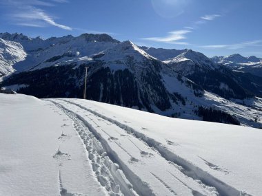 İsviçre Alpleri 'nin taze dağlık kar örtüsünde ve St. Antoenien (veya St. Antonien) - İsviçre' nin Grisons Kantonu (Kanton Graubuenden, Schweiz)