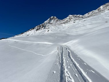 İsviçre Alpleri 'nin taze dağlık kar örtüsünde ve St. Antoenien (veya St. Antonien) - İsviçre' nin Grisons Kantonu (Kanton Graubuenden, Schweiz)