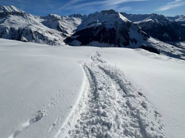 İsviçre Alpleri ve St. Antonien (Kanton Graubuenden, Schweiz) Kantonu üzerindeki St. Antoenien köyünün taze dağlık kar örtüsü üzerinde harika kış yürüyüş yolları ve izler vardır.)