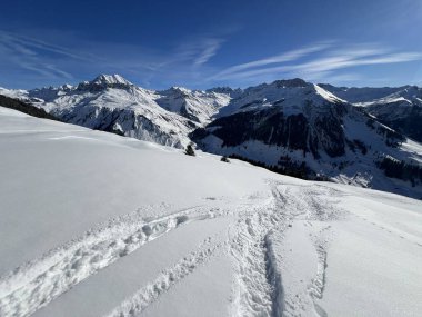 İsviçre Alpleri ve St. Antonien (Kanton Graubuenden, Schweiz) Kantonu üzerindeki St. Antoenien köyünün taze dağlık kar örtüsü üzerinde harika kış yürüyüş yolları ve izler vardır.)
