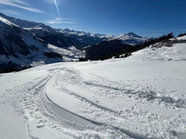 İsviçre Alpleri ve St. Antonien (Kanton Graubuenden, Schweiz) Kantonu üzerindeki St. Antoenien köyünün taze dağlık kar örtüsü üzerinde harika kış yürüyüş yolları ve izler vardır.)