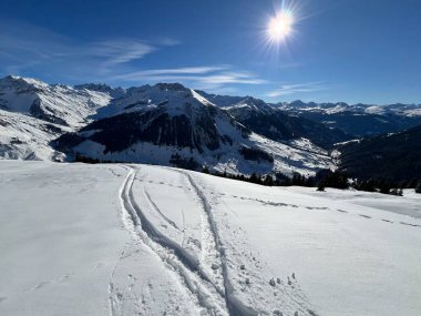 İsviçre Alpleri ve St. Antonien (Kanton Graubuenden, Schweiz) Kantonu üzerindeki St. Antoenien köyünün taze dağlık kar örtüsü üzerinde harika kış yürüyüş yolları ve izler vardır.)