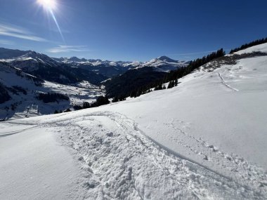 İsviçre Alpleri ve St. Antonien (Kanton Graubuenden, Schweiz) Kantonu üzerindeki St. Antoenien köyünün taze dağlık kar örtüsü üzerinde harika kış yürüyüş yolları ve izler vardır.)