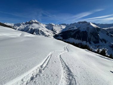 İsviçre Alpleri ve St. Antonien (Kanton Graubuenden, Schweiz) Kantonu üzerindeki St. Antoenien köyünün taze dağlık kar örtüsü üzerinde harika kış yürüyüş yolları ve izler vardır.)