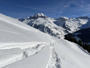 İsviçre Alpleri 'nin taze dağlık kar örtüsünde ve St. Antonien (St. Antoenien) Kanton of Grisons, İsviçre (Kanton Graubuenden, Schweiz)