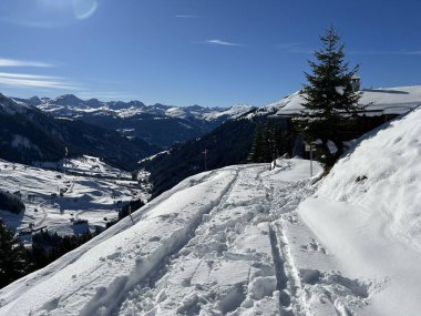 İsviçre Alpleri 'nin taze dağlık kar örtüsünde ve St. Antonien (St. Antoenien) Kanton of Grisons, İsviçre (Kanton Graubuenden, Schweiz)