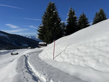 İsviçre Alpleri 'nin taze dağlık kar örtüsünde ve St. Antonien (St. Antoenien) Kanton of Grisons, İsviçre (Kanton Graubuenden, Schweiz)