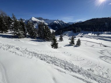 İsviçre Alpleri 'nin taze dağlık kar örtüsünde ve St. Antonien (St. Antoenien) Kanton of Grisons, İsviçre (Kanton Graubuenden, Schweiz)