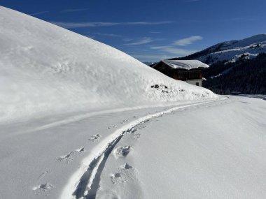 İsviçre Alpleri 'nin taze dağlık kar örtüsünde ve St. Antonien (St. Antoenien) Kanton of Grisons, İsviçre (Kanton Graubuenden, Schweiz)