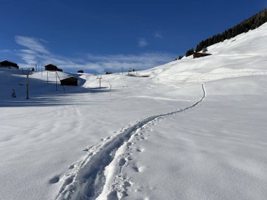 İsviçre Alpleri 'nin taze dağlık kar örtüsünde ve St. Antonien (St. Antoenien) Kanton of Grisons, İsviçre (Kanton Graubuenden, Schweiz)