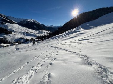 İsviçre Alpleri 'nin taze dağlık kar örtüsünde ve St. Antonien (St. Antoenien) Kanton of Grisons, İsviçre (Kanton Graubuenden, Schweiz)