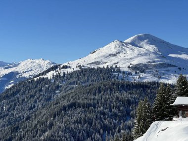İsviçre köyü ve St. Antonien (St. Antoenien) 'in (Kanton Graubuenden, Schweiz) üzerinde güneşli ve karla kaplı güzel tepeler (Kanton Graubuenden, İsviçre))