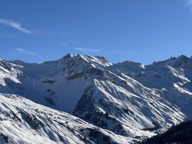 İsviçre köyü ve St. Antonien (St. Antoenien) 'in (Kanton Graubuenden, Schweiz) üzerinde güneşli ve karla kaplı güzel tepeler (Kanton Graubuenden, İsviçre))