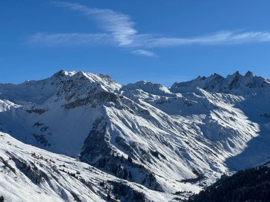 İsviçre köyü ve St. Antonien (St. Antoenien) 'in (Kanton Graubuenden, Schweiz) üzerinde güneşli ve karla kaplı güzel tepeler (Kanton Graubuenden, İsviçre))