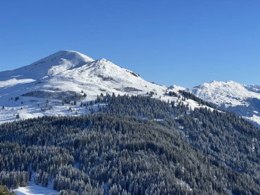 İsviçre köyü ve St. Antonien (St. Antoenien) 'in (Kanton Graubuenden, Schweiz) üzerinde güneşli ve karla kaplı güzel tepeler (Kanton Graubuenden, İsviçre))