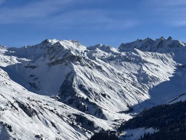 İsviçre köyü ve St. Antonien (St. Antoenien) 'in (Kanton Graubuenden, Schweiz) üzerinde güneşli ve karla kaplı güzel tepeler (Kanton Graubuenden, İsviçre))