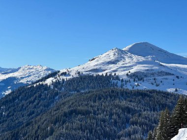 İsviçre köyü ve St. Antonien (St. Antoenien) 'in (Kanton Graubuenden, Schweiz) üzerinde güneşli ve karla kaplı güzel tepeler (Kanton Graubuenden, İsviçre))
