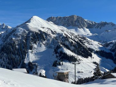 İsviçre köyü ve St. Antonien (St. Antoenien) 'in (Kanton Graubuenden, Schweiz) üzerinde güneşli ve karla kaplı güzel tepeler (Kanton Graubuenden, İsviçre))