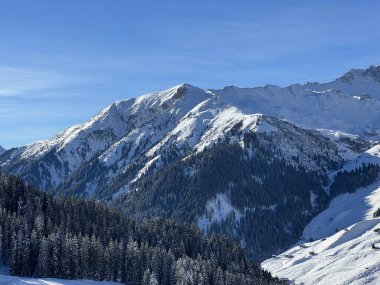 İsviçre köyü ve St. Antonien (St. Antoenien) 'in (Kanton Graubuenden, Schweiz) üzerinde güneşli ve karla kaplı güzel tepeler (Kanton Graubuenden, İsviçre))