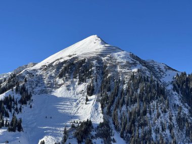 İsviçre köyü ve St. Antonien (St. Antoenien) 'in (Kanton Graubuenden, Schweiz) üzerinde güneşli ve karla kaplı güzel tepeler (Kanton Graubuenden, İsviçre))