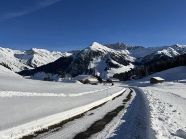 İsviçre 'nin kışlık turizm beldesi ve St. Antonien (St. Antoenien) köyü üzerindeki kırsal alp yolu boyunca uzanan kar yağışı İsviçre' nin Grisonlar Kantonu (Kanton Graubuenden, Schweiz)