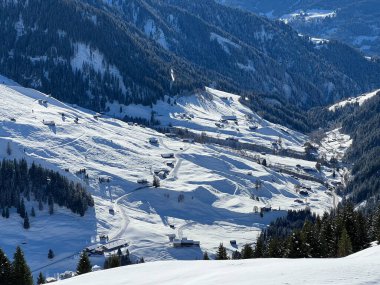 İsviçre 'nin St. Antonien (St. Antoenien) - İsviçre' nin Grisonlar Kantonu (Schweiz) üzerinde yer alan İsviçre Alpleri 'ndeki Rhaetikon Dağı' nda (veya Rhaetikon) kış atmosferi ve güzel cennet atmosferi vardır.)