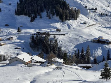 İsviçre 'nin St. Antonien (St. Antoenien) - İsviçre' nin Grisonlar Kantonu (Schweiz) üzerinde yer alan İsviçre Alpleri 'ndeki Rhaetikon Dağı' nda (veya Rhaetikon) kış atmosferi ve güzel cennet atmosferi vardır.)