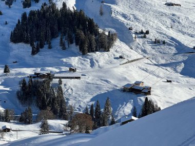 İsviçre 'nin St. Antonien (St. Antoenien) - İsviçre' nin Grisonlar Kantonu (Schweiz) üzerinde yer alan İsviçre Alpleri 'ndeki Rhaetikon Dağı' nda (veya Rhaetikon) kış atmosferi ve güzel cennet atmosferi vardır.)
