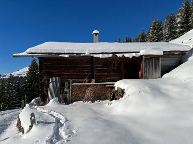İsviçre 'nin St. Antonien (St. Antoenien) Alp köyündeki eski geleneksel kırsal mimari ve alp çiftlik hayvanları çiftlikleri - İsviçre' nin Grisons Kantonu (Kanton Graubuenden, Schweiz)