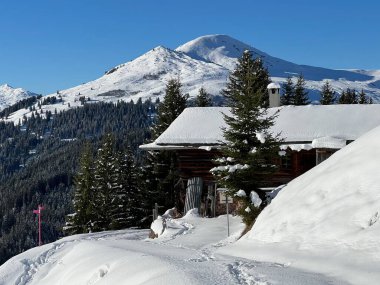 İsviçre 'nin St. Antonien (St. Antoenien) Alp köyündeki eski geleneksel kırsal mimari ve alp çiftlik hayvanları çiftlikleri - İsviçre' nin Grisons Kantonu (Kanton Graubuenden, Schweiz)