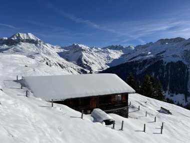 İsviçre 'nin St. Antonien (St. Antoenien) Alp köyündeki eski geleneksel kırsal mimari ve alp çiftlik hayvanları çiftlikleri - İsviçre' nin Grisons Kantonu (Kanton Graubuenden, Schweiz)