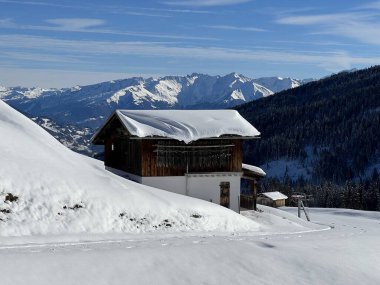 İsviçre 'nin St. Antonien (St. Antoenien) Alp köyündeki eski geleneksel kırsal mimari ve alp çiftlik hayvanları çiftlikleri - İsviçre' nin Grisons Kantonu (Kanton Graubuenden, Schweiz)