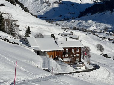 İsviçre 'nin St. Antonien (St. Antoenien) Alp köyündeki eski geleneksel kırsal mimari ve alp çiftlik hayvanları çiftlikleri - İsviçre' nin Grisons Kantonu (Kanton Graubuenden, Schweiz)