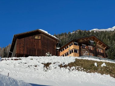 İsviçre 'nin St. Antonien (St. Antoenien) Alp köyündeki eski geleneksel kırsal mimari ve alp çiftlik hayvanları çiftlikleri - İsviçre' nin Grisons Kantonu (Kanton Graubuenden, Schweiz)