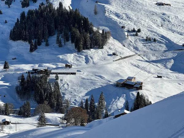 İsviçre 'nin St. Antonien (St. Antoenien) - İsviçre' nin Grisonlar Kantonu (Schweiz) üzerinde yer alan İsviçre Alpleri 'ndeki Rhaetikon Dağı' nda (veya Rhaetikon) kış atmosferi ve güzel cennet atmosferi vardır.)