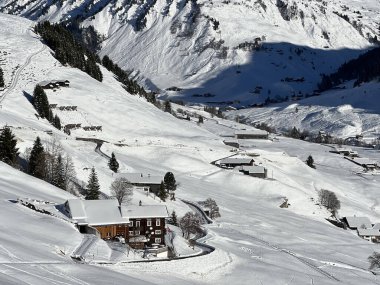 İsviçre 'nin dağlık Alp köyü ve St. Antonien (St. Antoenien) Kanton of Grisons, İsviçre (Kanton Graubunden, Schweiz)