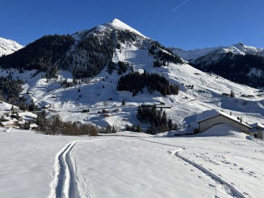 İsviçre 'nin dağlık Alp köyü ve St. Antonien (St. Antoenien) Kanton of Grisons, İsviçre (Kanton Graubunden, Schweiz)