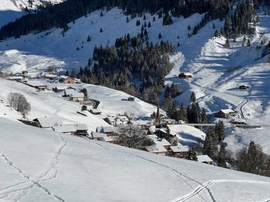 İsviçre 'nin dağlık Alp köyü ve St. Antonien (St. Antoenien) Kanton of Grisons, İsviçre (Kanton Graubunden, Schweiz)