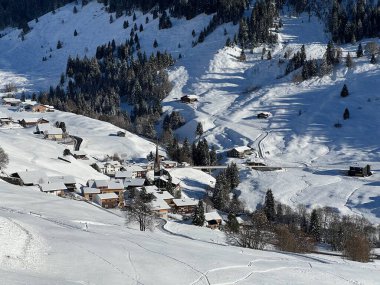İsviçre 'nin dağlık Alp köyü ve St. Antonien (St. Antoenien) Kanton of Grisons, İsviçre (Kanton Graubunden, Schweiz)