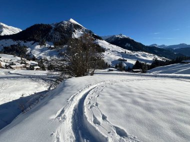 İsviçre Alpleri 'nin taze dağlık kar örtüsünde ve St. Antonien (St. Antoenien) Kanton of Grisons, İsviçre (Kanton Graubunden, Schweiz)
