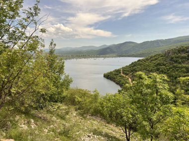 Prolosko blato Floodplain karst alanı Prolosko Gölü (Imotski, Hırvatistan) - Znacajni krajobraz Prolosko blato ili poplavno podrucje Prolosko jezero (UNESCO GeoPark, Hrvatska))