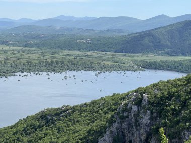 Prolosko blato Floodplain karst alanı Prolosko Gölü (Imotski, Hırvatistan) - Znacajni krajobraz Prolosko blato ili poplavno podrucje Prolosko jezero (UNESCO GeoPark, Hrvatska))