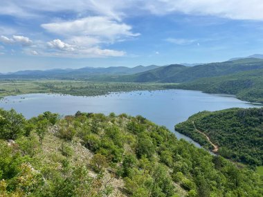 Prolosko blato Floodplain karst alanı Prolosko Gölü (Imotski, Hırvatistan) - Znacajni krajobraz Prolosko blato ili poplavno podrucje Prolosko jezero (UNESCO GeoPark, Hrvatska))
