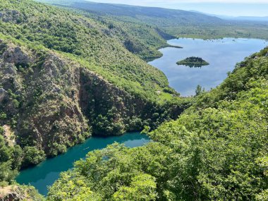 Prolosko blato (Prolosko Gölü) ve Hırvatistan 'ın Imotski kenti yakınlarındaki karst Galipovac gölü - Poplavno polje Prolosko blato (Prolosko jezero) i krsko jezero Galipovac (UNESCO GeoPark, Hrvatska)