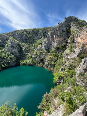 Karst Mamica Gölü (Mamovic Gölü) Imotska Krajina bölgesindeki Lokvicici Gölü 'nün (Imotski, Hırvatistan) bir parçası - Krsko Mamica jezero ili Lokvicicko jezero u Imotskoj krajini (UNESCO GeoPark, Hrvatska Parkı))