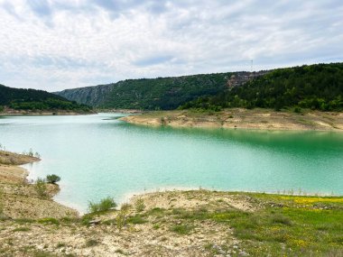 Hırvatistan 'ın Imotska Krajina kentindeki Ricice Reservoir veya Green Lake - Akumulacijsko jezero Ricice ili Zeleno jezero u Imotskoj krajini, Hrvatska