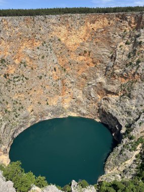 Imotski bölgesindeki Kızıl Göl Anıtı (Imotski, Hırvatistan) - Spomenik, Crveno jezero - Krska jama ispunjena vodom u Imotskoj krajini, Imotski (UNESCO GeoPark), Hrvatska